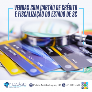 #pracegover imagem em que estão dispostos cartões de crédito abaixo de uma lupa, sob o título "Vendas com cartão de crédito e Fiscalização no Estado de SC".
